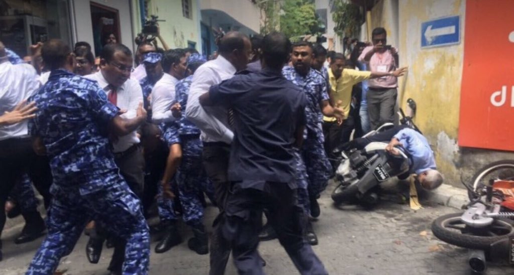 NihuRiza's tweet photo. މީ ގެއިން ނުކުމެވޭއިރު ގެއަށް އަބުރާ އާދެވޭނެކަމުގެ އެއްވެސް އުއްމީދެއް ނެތް ދުވަހުގެ މަންޒަރުތަކެއް. 👇🏻

ދަރިން ގޮވައިގެން ބޭރަށް ފިޔަވަޅެއް އެޅުމުގެ ކުރިން އެތައް ހާސް ފަހަރު ވިސްނަން ޖެހުނު ދުވަހުގެ ވާހަކަ!

މިދުވަސް އެބުރި އައުން އެކަކުވެސް ނޭދޭނެ!

#IbuOk 
#AniyaaveriPPM https://t.co/wF8U4Tj0eZ