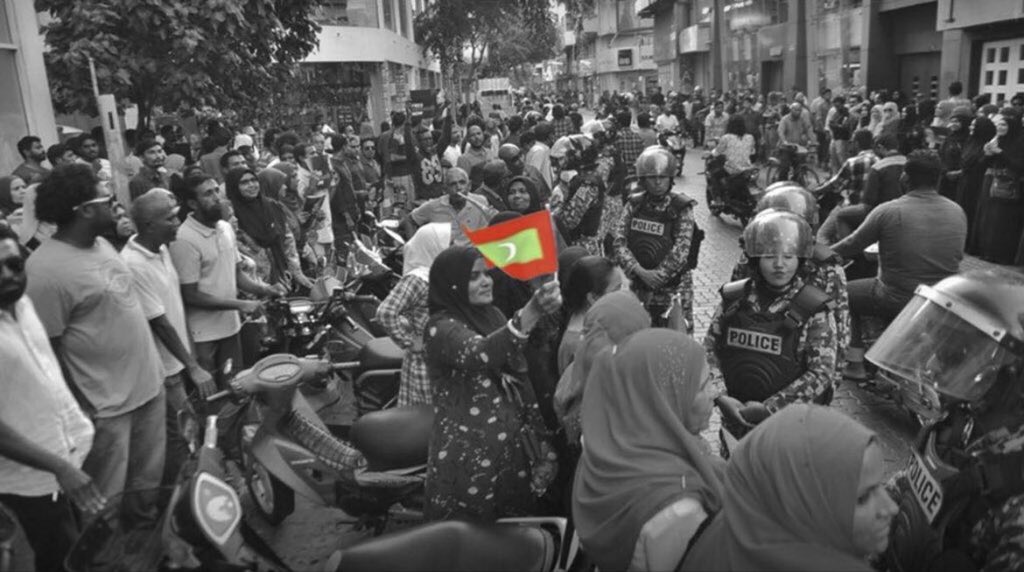 NihuRiza's tweet photo. މީ ގެއިން ނުކުމެވޭއިރު ގެއަށް އަބުރާ އާދެވޭނެކަމުގެ އެއްވެސް އުއްމީދެއް ނެތް ދުވަހުގެ މަންޒަރުތަކެއް. 👇🏻

ދަރިން ގޮވައިގެން ބޭރަށް ފިޔަވަޅެއް އެޅުމުގެ ކުރިން އެތައް ހާސް ފަހަރު ވިސްނަން ޖެހުނު ދުވަހުގެ ވާހަކަ!

މިދުވަސް އެބުރި އައުން އެކަކުވެސް ނޭދޭނެ!

#IbuOk 
#AniyaaveriPPM https://t.co/wF8U4Tj0eZ