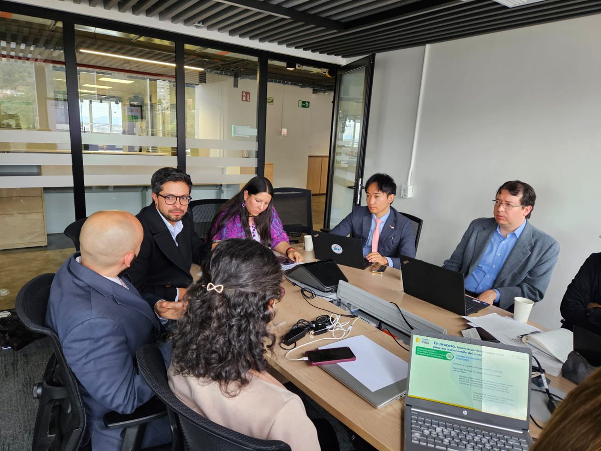 DNP_Colombia's tweet photo. La Dirección de Desarrollo Urbano y la Dirección de Ordenamiento y Desarrollo Territorial del #DNP recibieron esta mañana al subdirector de Desarrollo Urbano y Regional de la agencia de cooperación internacional japonesa JICA (@jica_direct). https://t.co/k7TT2g7IMQ