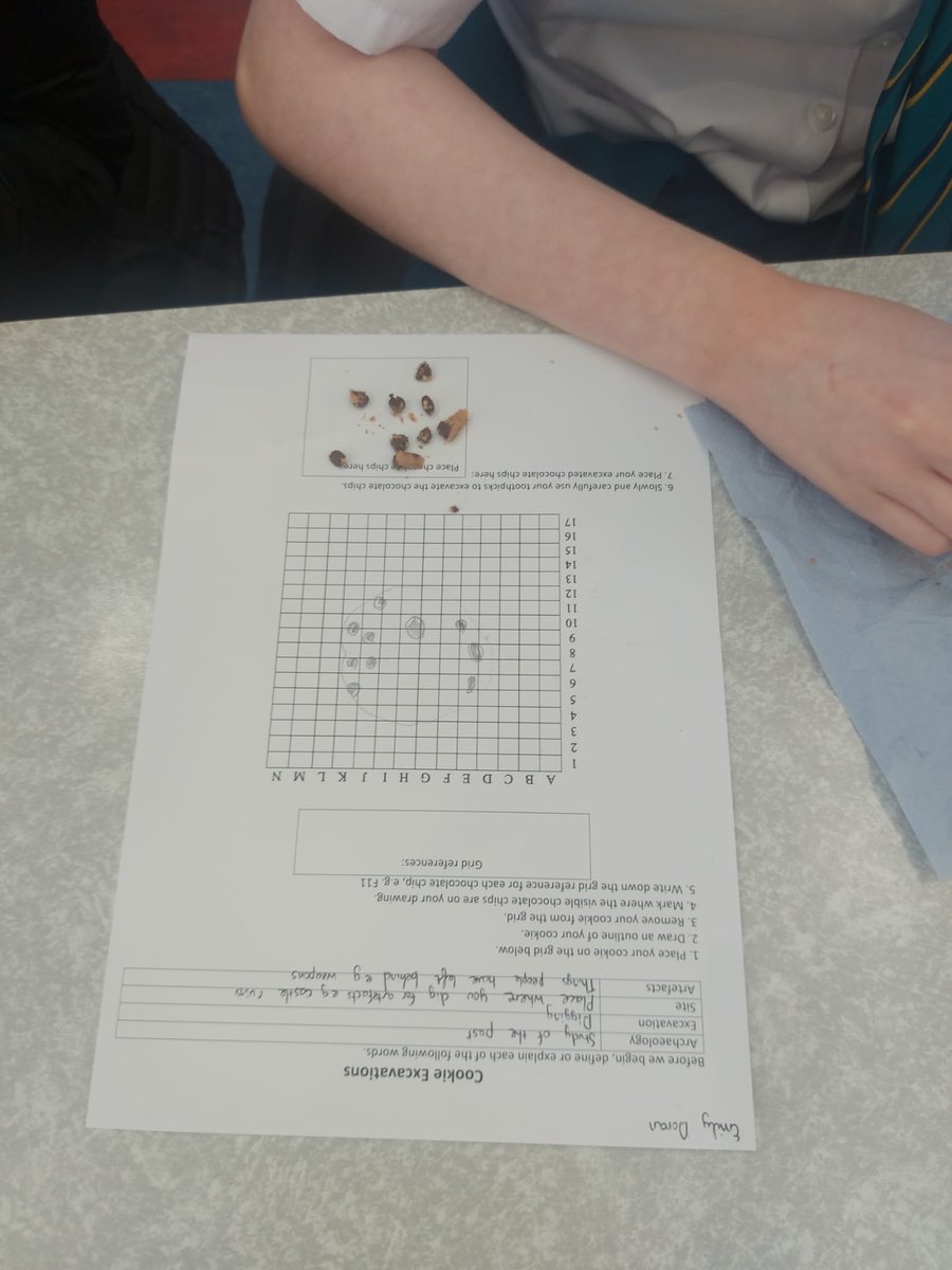 LargyOfficial's tweet photo. Our 1st year history students got to experience the work of an archaeologist today when they excavated chocolate chip cookies 🍪 #futurearchaeologists https://t.co/u9pgS547Ku