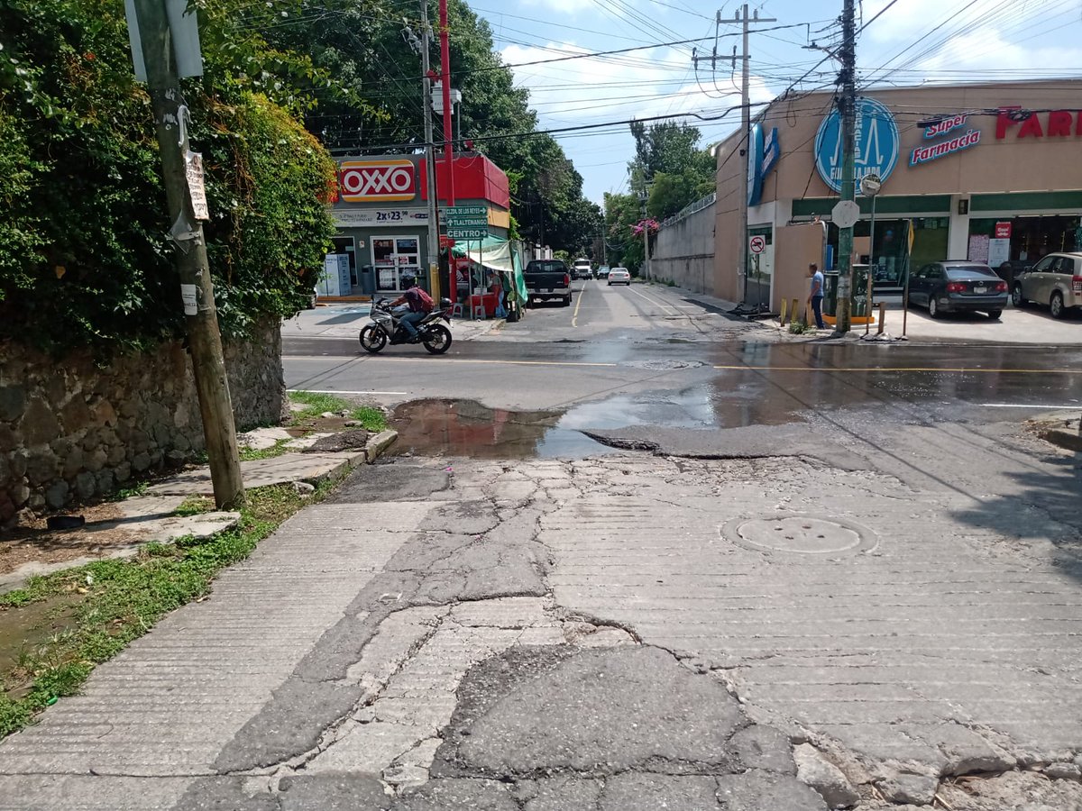 lalocaire's tweet photo. @SAPACCuernavaca #fugadeagua en la esquina de Cerritos y General Francisco Villa. En la calle de Cerritos llevamos 1 mes sin agua, comprando pipas. Urge arreglen fuga y envién agua a la Colonia Bellavista por favor! https://t.co/eu1PiF0sDn