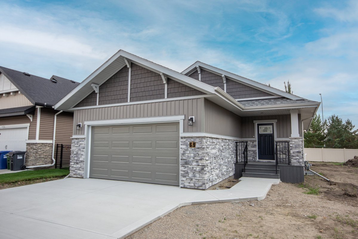 laebonhomes's tweet image. #MoveInMonday | Pack your bags, this fully finished bungalow is ready and waiting for you to call it home 🏡 

📌5 Terra Close #RedDeer
🛌 3 bdrms + main floor office 🛀 2.5 baths
👗 Spacious primary suite with 2 walk-in closets!
💲 Offered at $599,900
👉 laebon.com/5-terra-close-1
