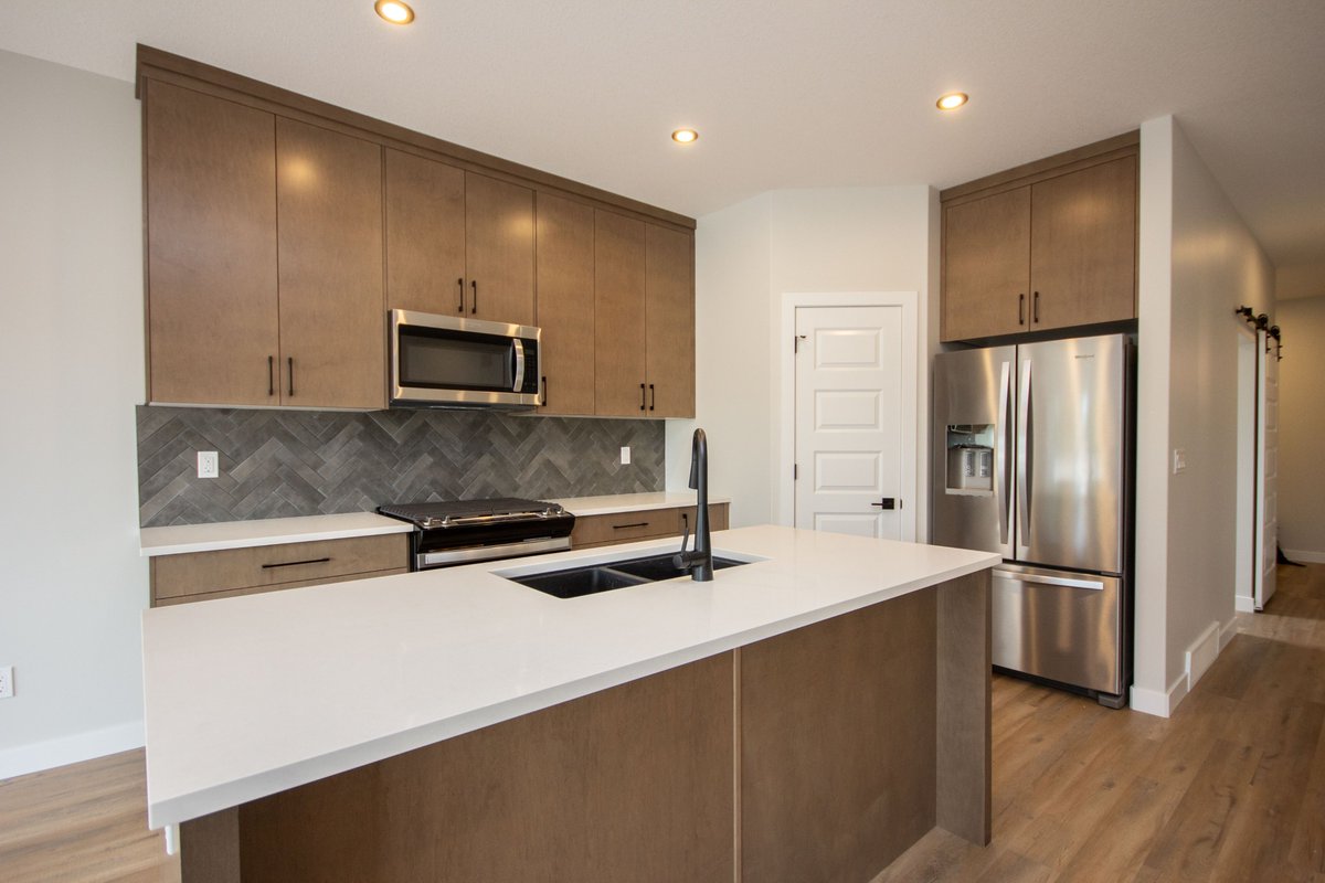 laebonhomes's tweet image. #MoveInMonday | Pack your bags, this fully finished bungalow is ready and waiting for you to call it home 🏡 

📌5 Terra Close #RedDeer
🛌 3 bdrms + main floor office 🛀 2.5 baths
👗 Spacious primary suite with 2 walk-in closets!
💲 Offered at $599,900
👉 laebon.com/5-terra-close-1