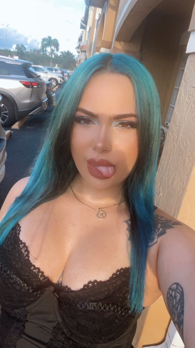 sincerelypxs's tweet photo. Blue haired bitch she a weirdo https://t.co/LXlmORLuHi