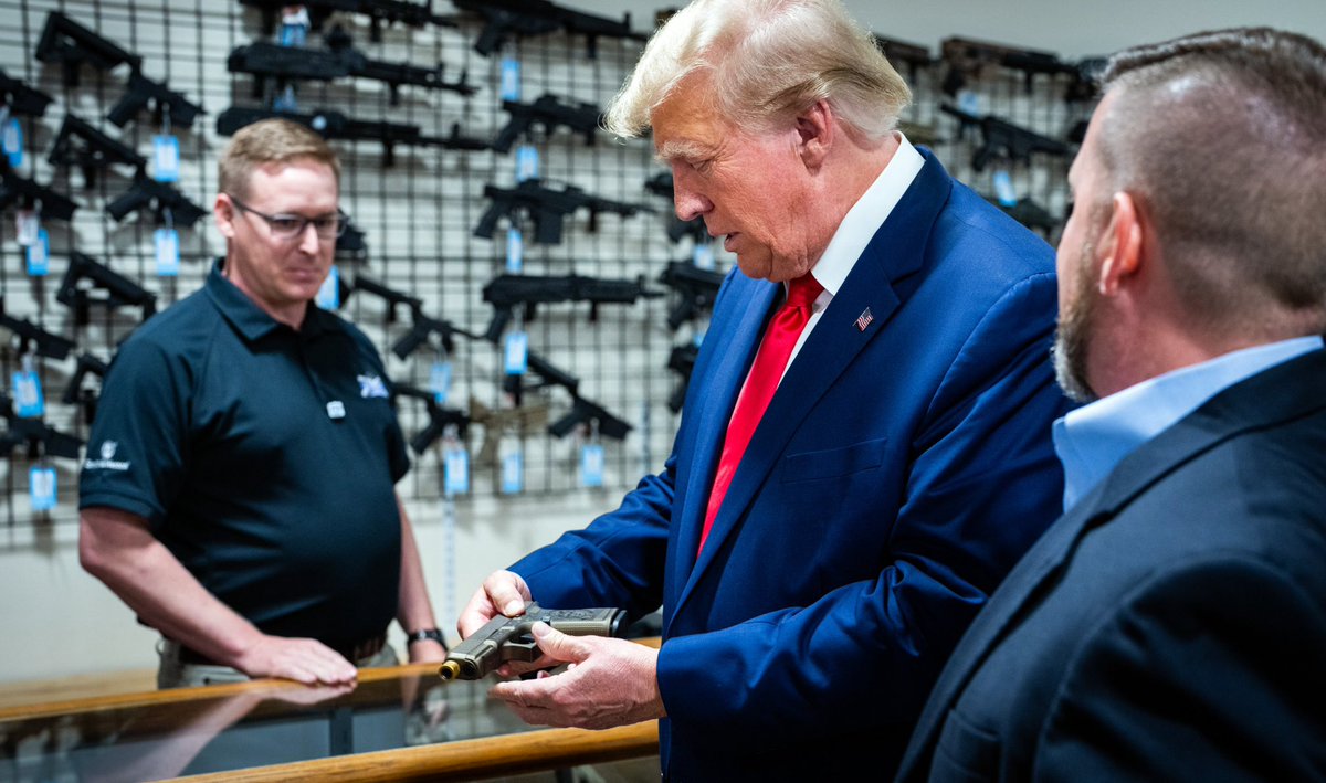 bennyjohnson's tweet photo. Trump handles custom “Trump 45” Glock at Palmetto State Armory in Summerville, SC

American badass 🇺🇸🔥 https://t.co/kUdWL48dMz