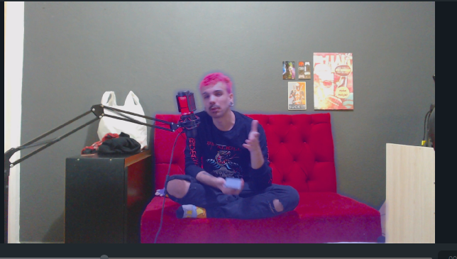 A cara de quem tava feliz com 3 luzes quentassas na cara nesse calor todo >< https://t.co/25f3MyQpkS