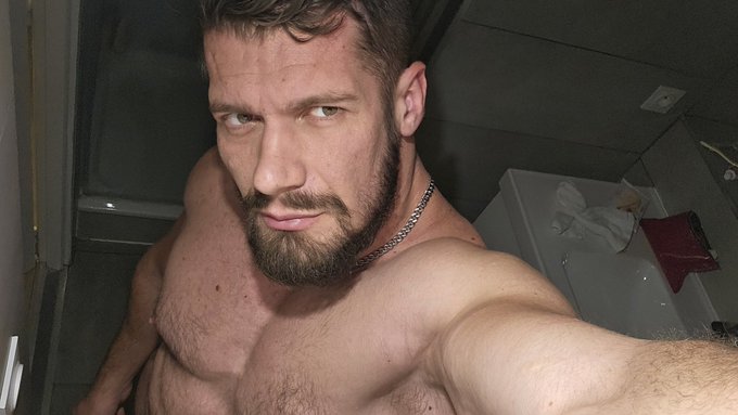 Watch Vlad Castle 82k's leaked NSFW photo on TwXstars