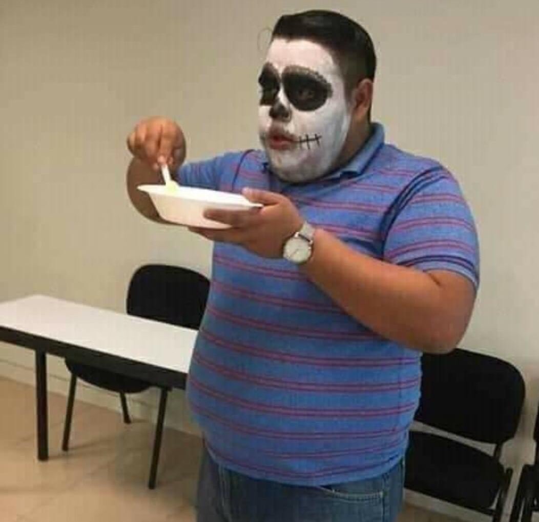 Yo en halloween disfrazado de muerto de hambre.