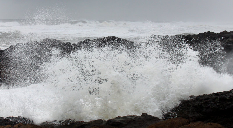 OregonCoastBuzz's tweet photo. BIG Surf on South Oregon Coast: South Oregon Coast High Surf Advisory: Waves Up to 35 ft., 'No Safe Beach' Says NWS - Through Tues: mammoth waves on south coast   
https://t.co/FhLJUZ6PMy https://t.co/MwQJs5RUsj