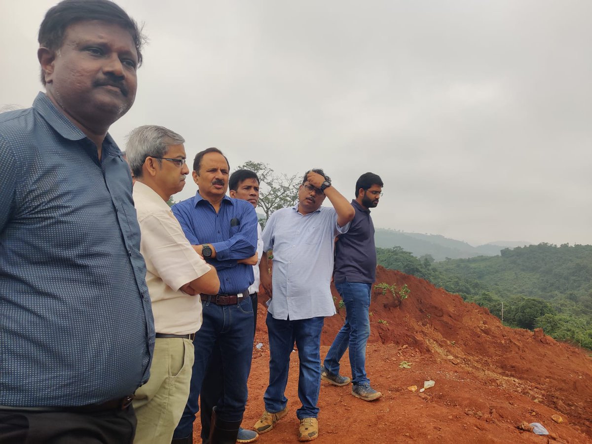 ECoR General Manager Shri Manoj Sharma reached and inspected the landslide spot alongwith other officials. Reviewed the deployment of machinery and manpower with officials for early restoration of train services.

#ECoRupdate . @RailMinIndia