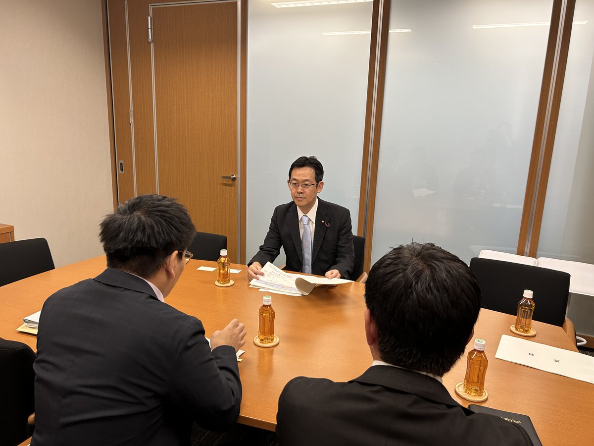 KenAkamatsu's tweet photo. 本日は10時から、主税局と国税庁レク。7年前、2016年11月18日に成立した改正消費税法で決まったインボイス制度の施行日が、来週10月1日に迫っています。改善要請のレクを繰り返しましたが、この半年はゼロ回答の連続。施行すれば新たな懸念点が出てくると思うので、更なる緩和策を要請していきたい。 https://t.co/01lqXYADDl