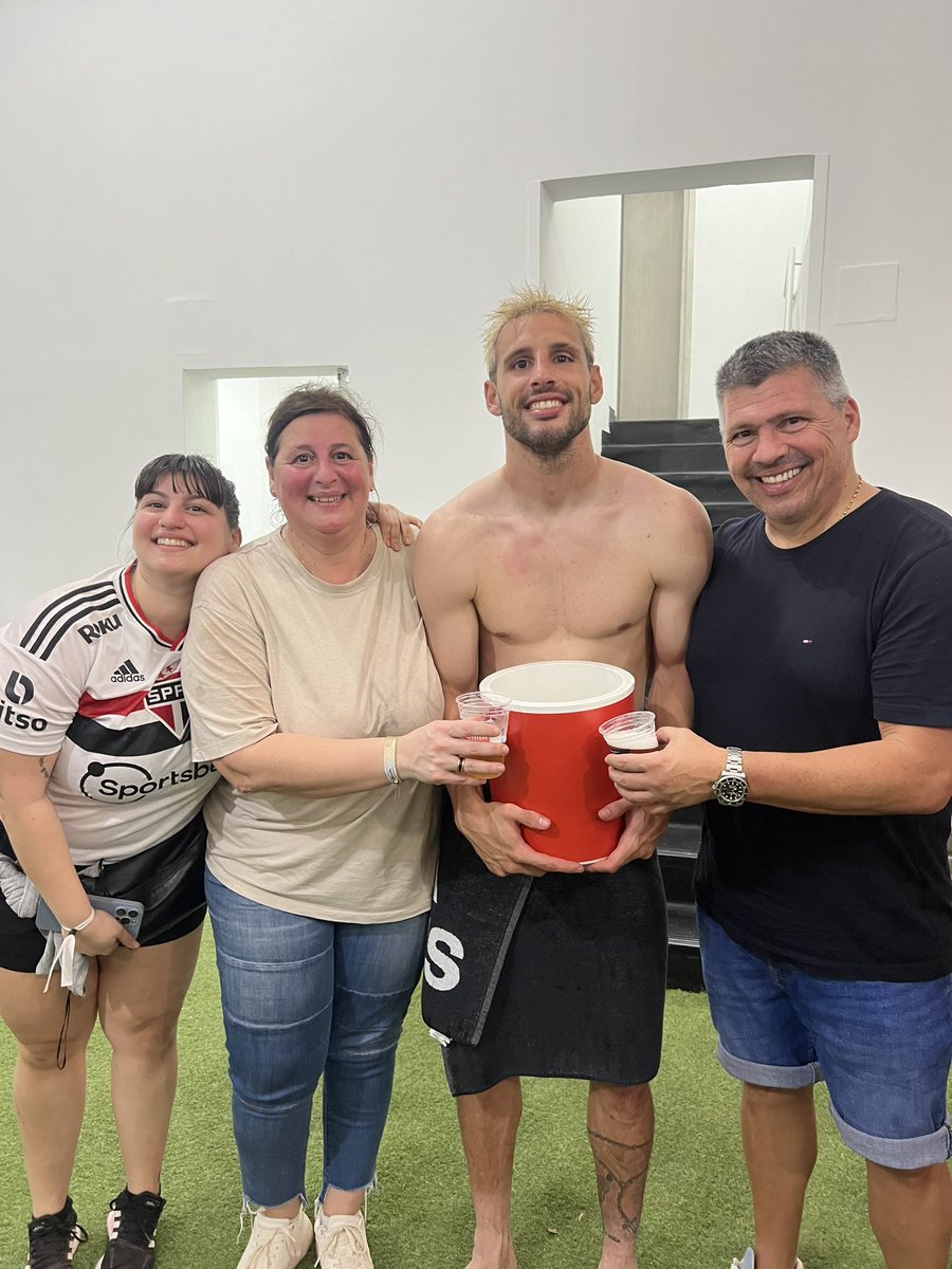 Familia 👨‍👩‍👦‍👦
Y falta <a href="/guadicaab/">G🌸</a> 🥹