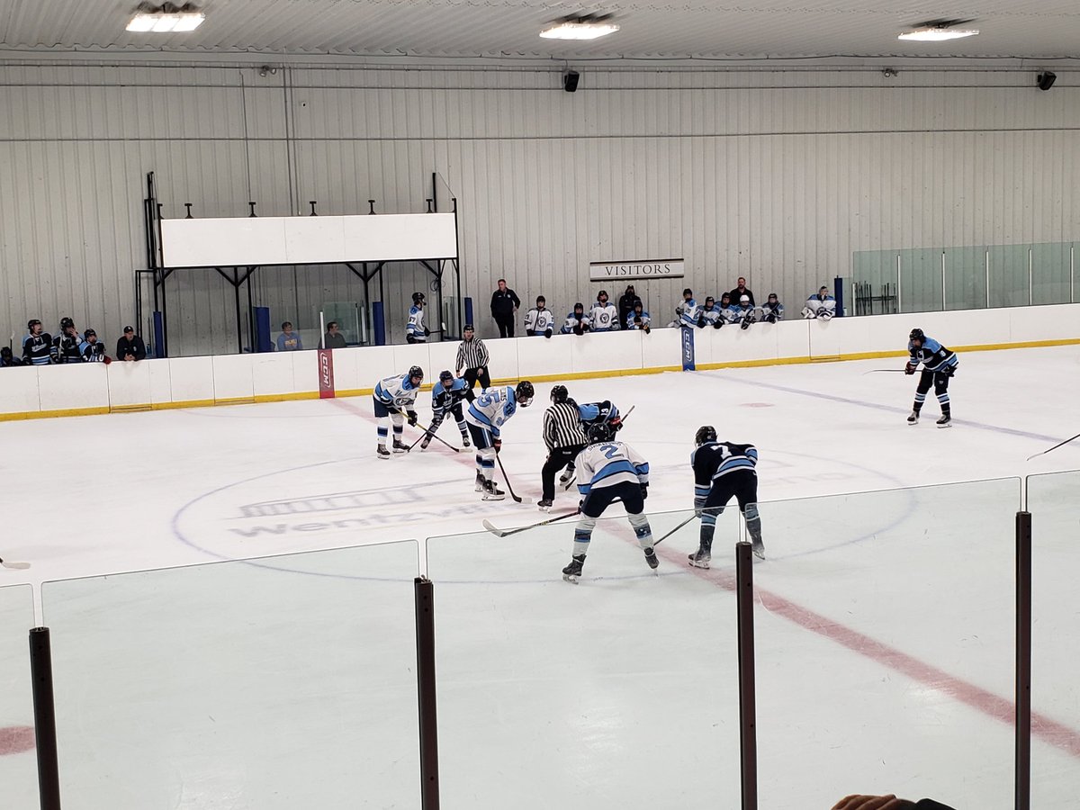JamieHammond205's tweet photo. @sdhsicehockey leading Francis Howell 2 to 1 at the top of the second period.  Go Dom!! 💙🤍💙 https://t.co/H48Be8WI5X