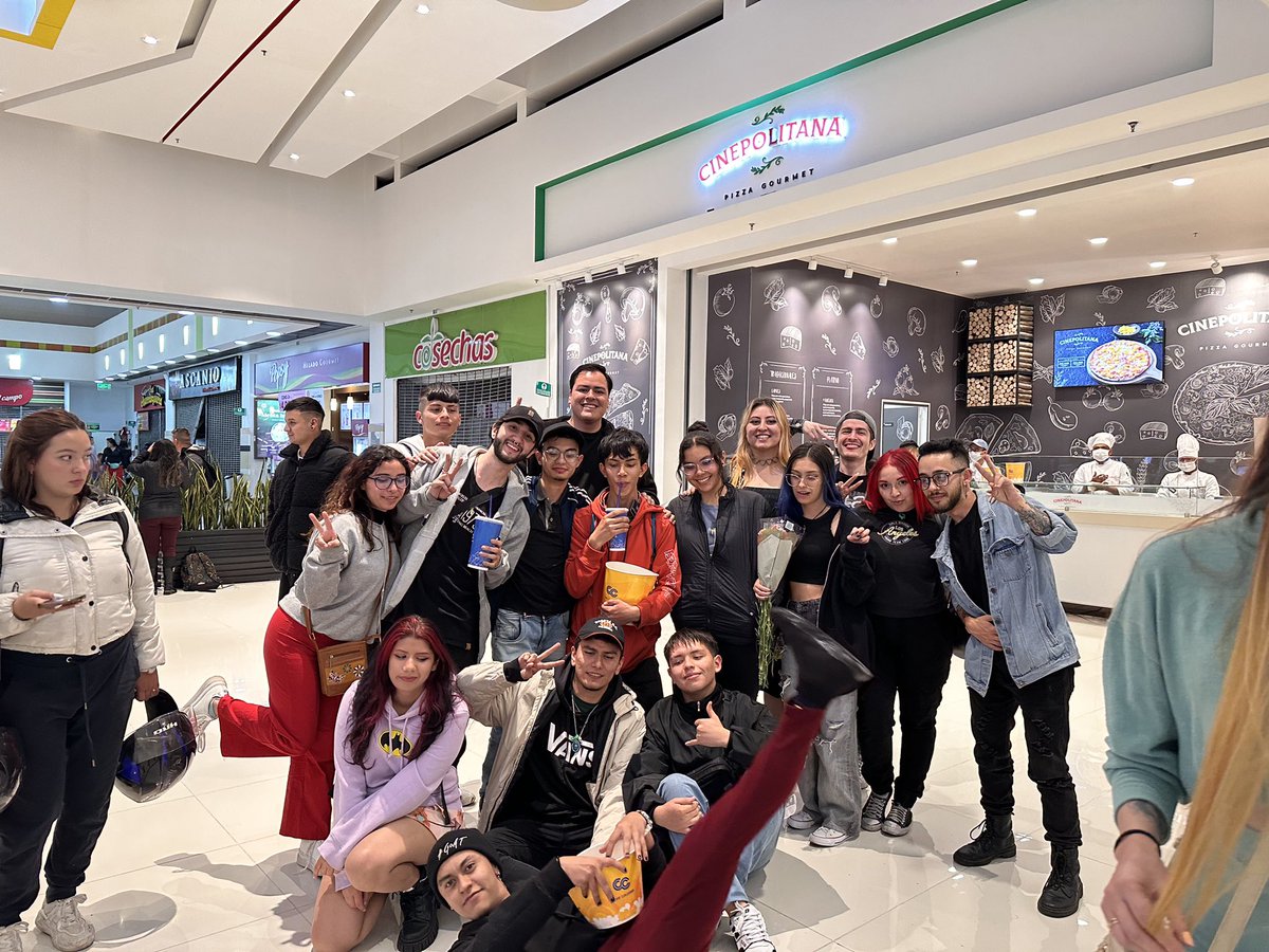 SoyJuanitoCol's tweet photo. Bueno mi primer evento o chiquito pero con mucho mucho amor, gracias a todos por venir los adoro @ClafoCR @CupitoUwU @daydreaming16_ @BizarGOD @Valxntinaaa1 @lu_ferff @Kiitsuha @Ethernekan https://t.co/etjTfg7q8f