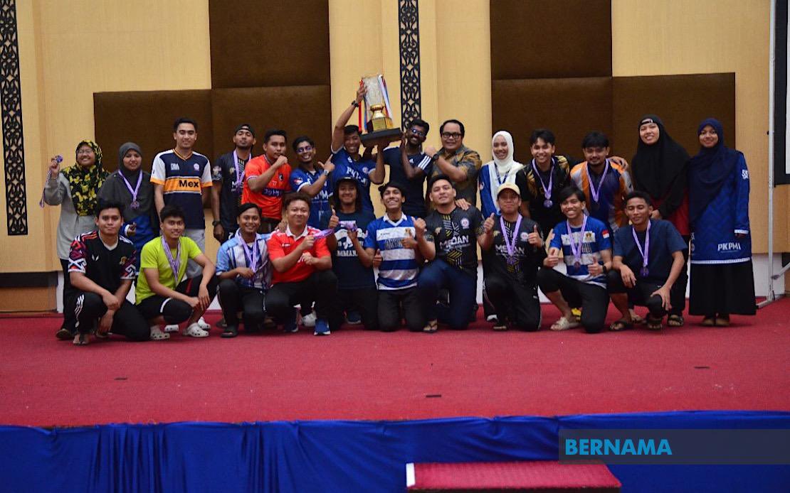 bernamadotcom's tweet photo. Piala Duta pupuk perpaduan penuntut Malaysia-Indonesia

https://t.co/x329uAXtQX

#BernamaNews https://t.co/1pSkxt4CCo