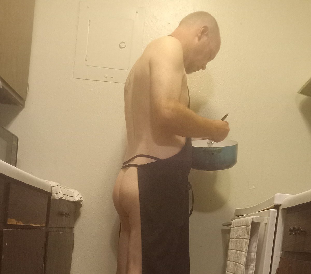 MRenvilleOF1985's tweet photo. Making supper, what ya hungry for? 😉😉😈😈 
https://t.co/2TrGVOGf7n 
#onlyfans #Dinnertime #yummy #cumandgetit https://t.co/yTgmBBE1Xu