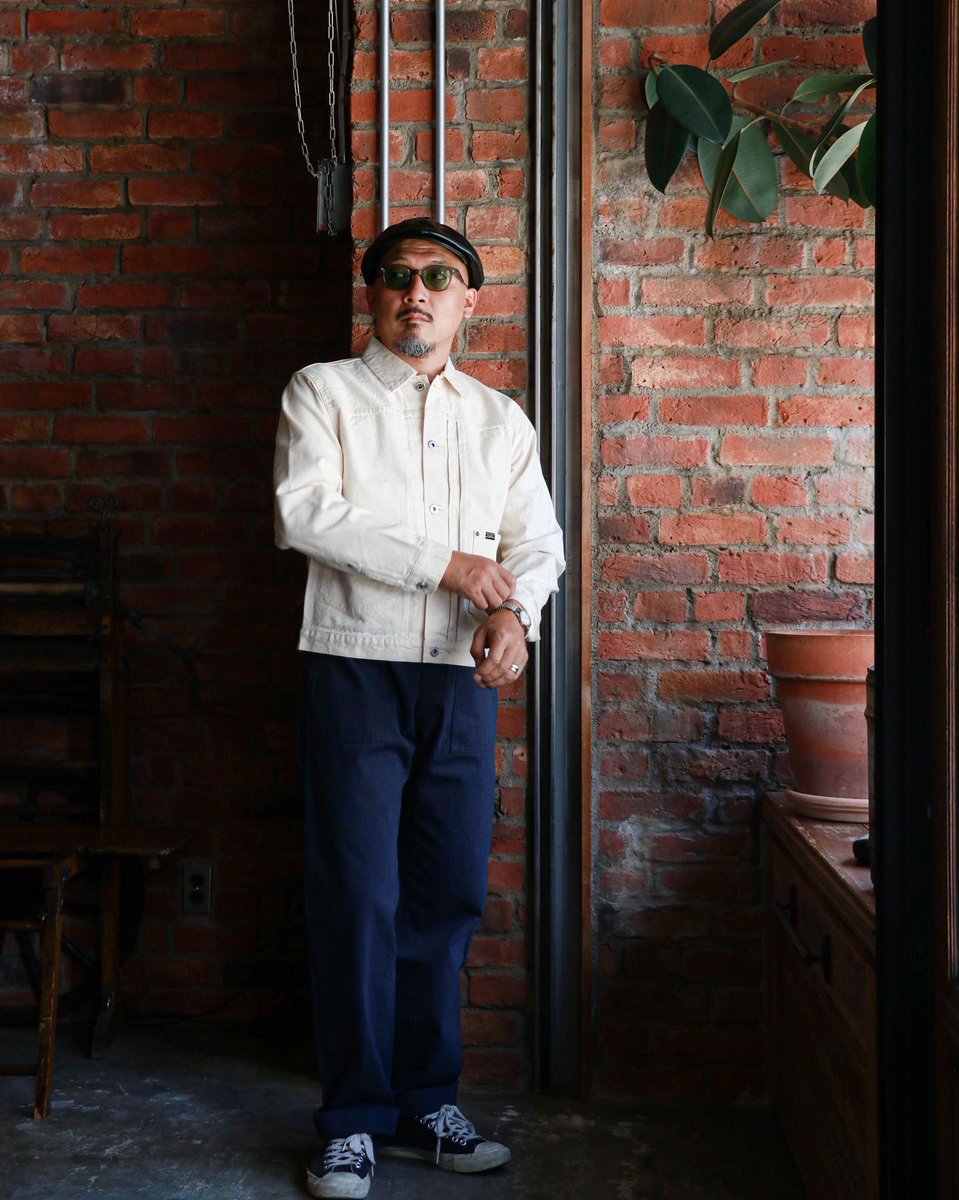 JunSe1976's tweet photo. .
.
Baker  HBT  Pants.
.
濃度差をつけた硫化染めヘリンボーンを使用したベイカーパンツ。
.
オリジナルの鉄製ドーナッツボタン、
ウォレットの出し入れを考慮し右ポケットのみボタンを排除。
.
Navyもかなり調子良いです。

#trophyclothing
#trophygeneralstore
#ベイカーパンツ https://t.co/0CSRpNmGiJ