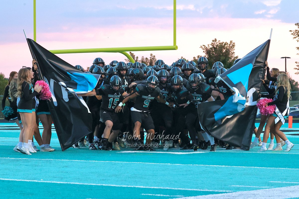 j_michaud_photo's tweet photo. Gallery from the North Oldham vs Henry Co game is posted:  https://t.co/akCvbcWVze  @NOHSFball @NOMustangs @NOHSblackHOLE @BDRoberts20 https://t.co/b9IXUxN59b
