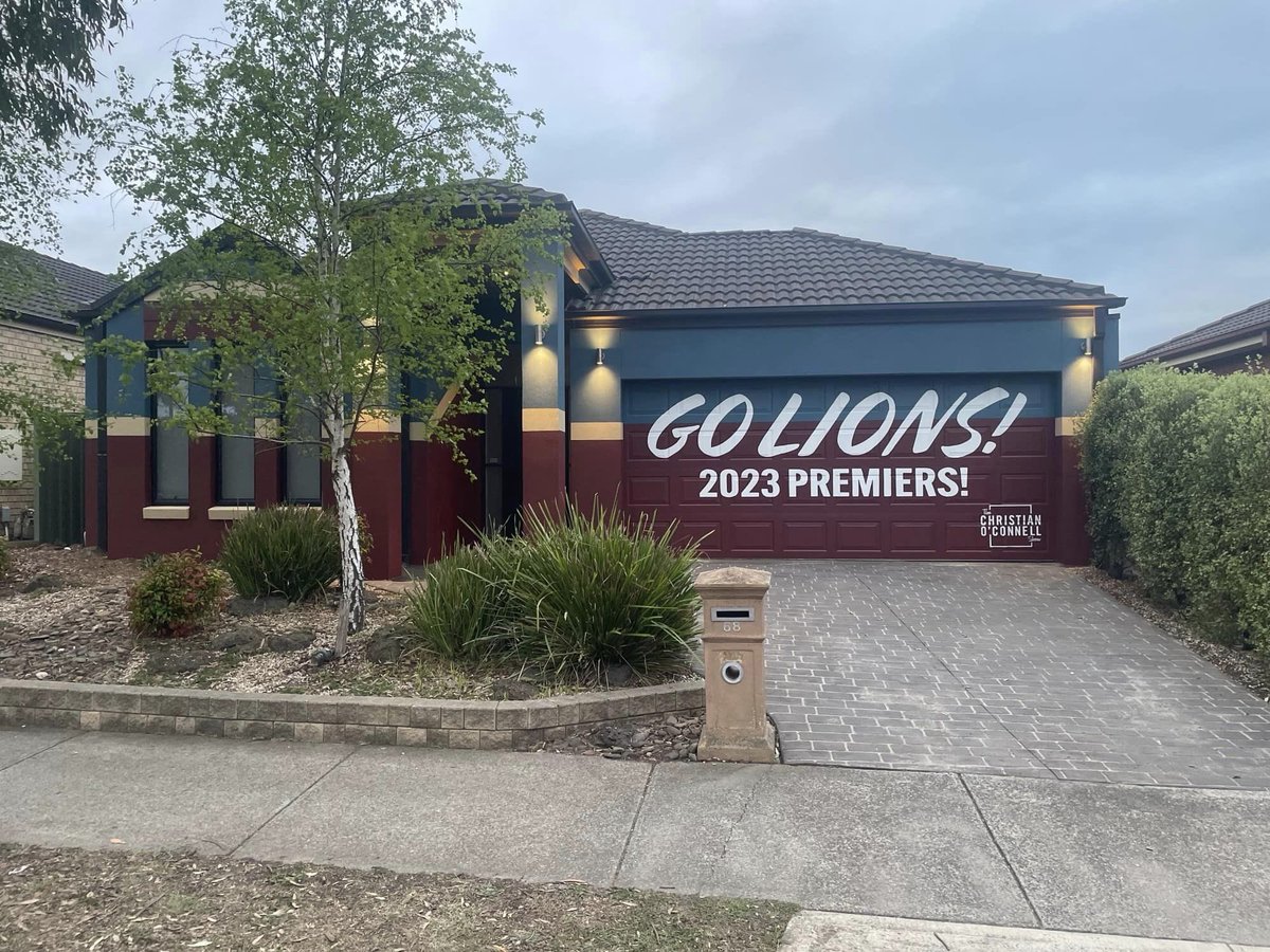 FINALS WEEK!! 🏉The dedication is real <a href="/CollingwoodFC/">Collingwood FC</a> <a href="/brisbanelions/">Brisbane Lions</a> - <a href="/OC/">Christian O'Connell</a> thanks <a href="/MonarchPaints/">MonarchPaints</a> for these epic home makeovers 🙈🙈🙈🙈