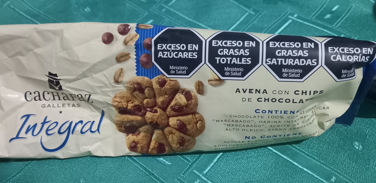 nutricionjavier's tweet photo. Pero ¿No son saludables entonces? 
- te explico, siempre está bueno comparar galletitas con galletitas. Estas tienen los mismos octógonos que unas granix frutigran, pero la diferencia radica en los ingredientes...
Esta galletita tiene ingredientes de mejor "calidad", pero ojo, que tenga azucar mascabo no lo hace mas saludable que unas galletitas que tienen azucar blanca, porque en términos de nutrición SON IGUALES.
Tiene una aceptable cantidad de fibra (por la avena y la harina integral (que es su principal ingrediente)...
Es una buena opción, pero como te dice el octógono, ¡cuidado con su consumo en exceso! Sigue siendo alto en azucares refinados, y demas... Pero es un poco mejor que otras galletitas de su competencia, como las frutigran o similares.