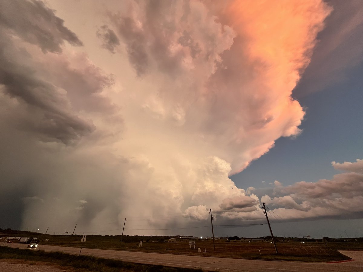 DFWCHASERS's tweet photo. 9/24 Ellis County storm. This was the backside at sunset as it coasted southeast . Lots of structure and storm features visible from this angle . https://t.co/NsYNMgYpvs