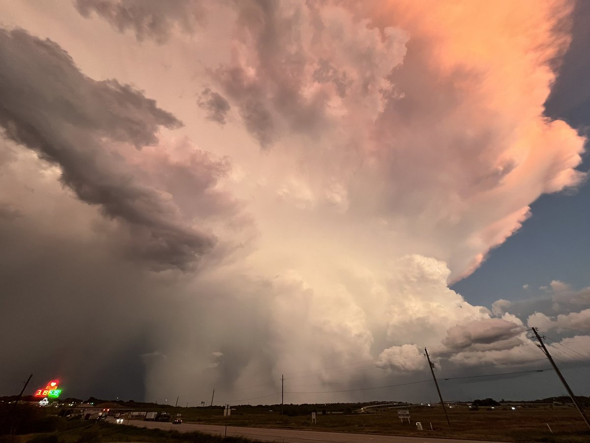 DFWCHASERS's tweet photo. 9/24 Ellis County storm. This was the backside at sunset as it coasted southeast . Lots of structure and storm features visible from this angle . https://t.co/NsYNMgYpvs