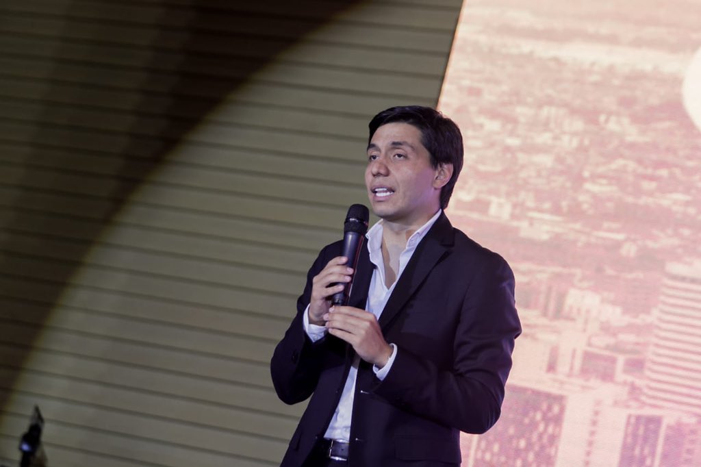 Estamos en la gala de la ‘Hackatón’ premiando a 20 equipos de jóvenes de todas las localidades por crear ideas innovadoras para la solución de conflictos en su comunidad. Propusieron iniciativas: 

📲Tecnológicas 
📚Educativas 
💵Económicas 

Ellos construyen un mejor futuro