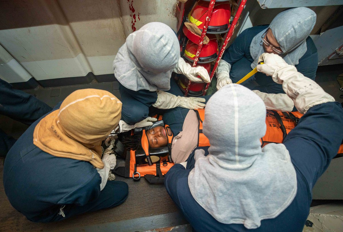 Sailors conduct medical training team drills aboard the Ticonderoga-class guided-missile cruiser USS Antietam (CG 54) during daily operations in Sagami Wan.

#USNavy | #OperationalReadiness https://t.co/7CMZfgdlIa