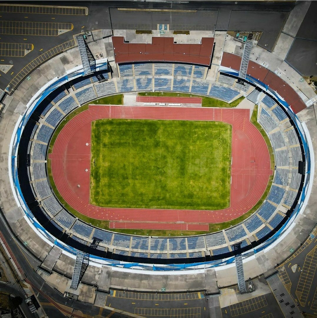 MXESTADIOS's tweet photo. La casa de los Lobos BUAP.
EL Olímpico Universitario poblano.
Lejana la cancha de la grada, a la usanza de los estadios con pista de atletismo. https://t.co/QW0xB06Xuf