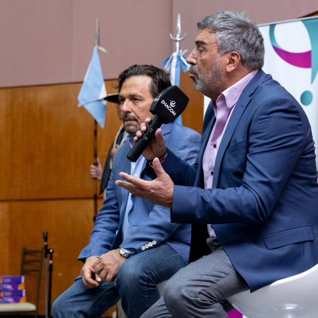 ambrosinius's tweet photo. Muy emocionado de haber vuelto a Salta para entregar más de 1700 tablets del Programa #ConectandoConVos junto al gobernador @GustavoSaenzOK. https://t.co/V2El1xZcR5
