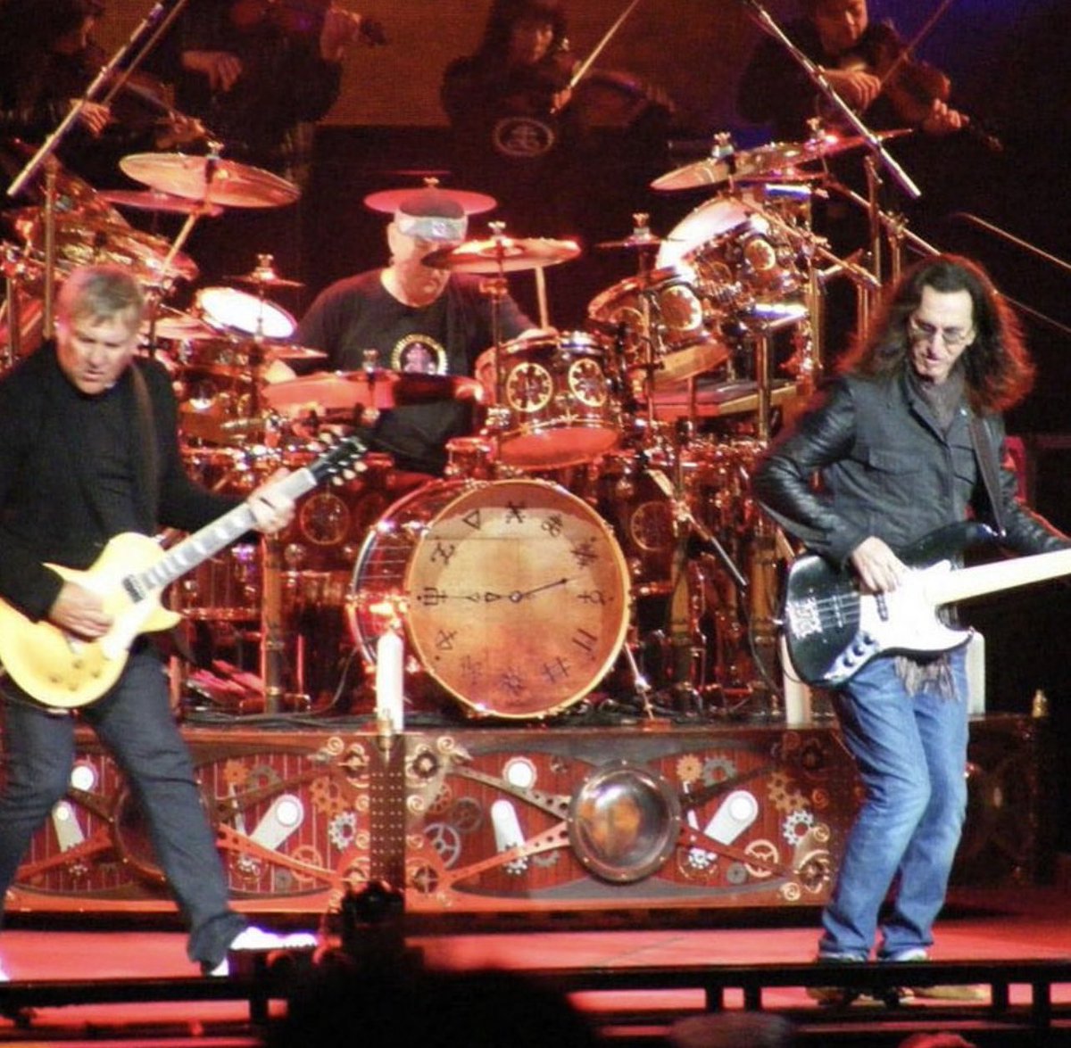 I’ve stood upon my mountaintop 
And shouted at the sky 
Walked above the pavement 
With my senses amplified 
I get this feeling…

…Scars of pleasure 
Scars of pain 
Atmospheric changes 
Make them sensitive again…

#RIPNeilPeart 
Good evening #RushFamily @RushFamTourneys