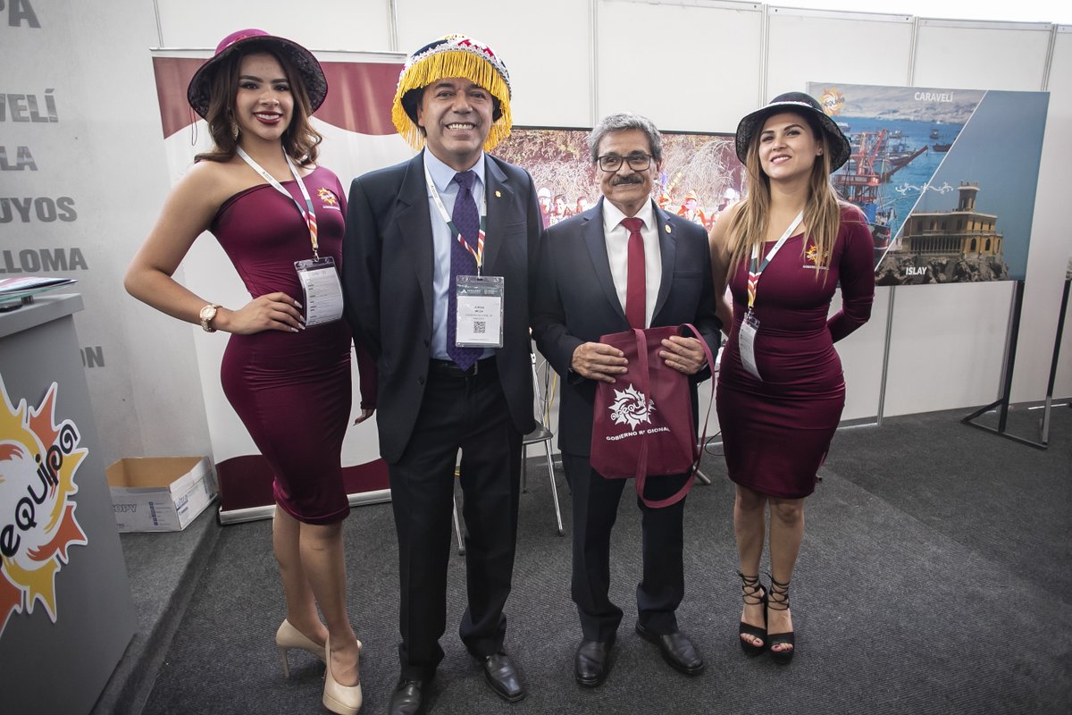 regionaldiaaqp's tweet photo. #PERUMIN | Gobernador @RohelSanchez y ministro de @MinemPeru #OscarVera inauguraron stand del @GOREArequipa en #EXTEMIN 2023 donde se destacan significativas obras en los sectores de educación 📚 y salud 🏥, así como la promoción turística 🌄 de las ocho provincias de la región. #PeruminArequipa