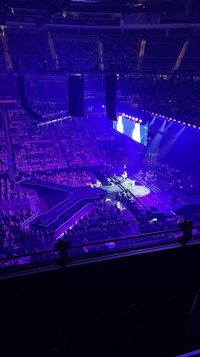 EmilyBMullins's tweet photo. I mean if you wanna move us closer we won’t complain 😅 @jonasbrothers @kevinjonas @nickjonas @joejonas #202 #PPGPains #Pittsburgh https://t.co/KGjEvKUAzc