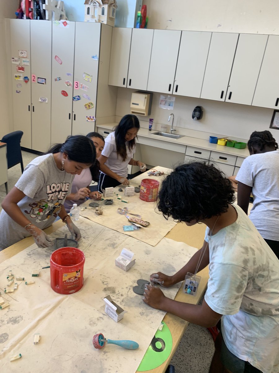MsIshmaelArt's tweet photo. The ENGC Art Club and the National Art Honor Society got off to a great start this afternoon creating items to sell at the Alief Holiday Market coming up on November 4th. Go Ram Artists!! ⁦@ElsikNGCRams⁩ ⁦@TrampeKara⁩ ⁦@aliefFineArts⁩ https://t.co/YoDC34hPfn