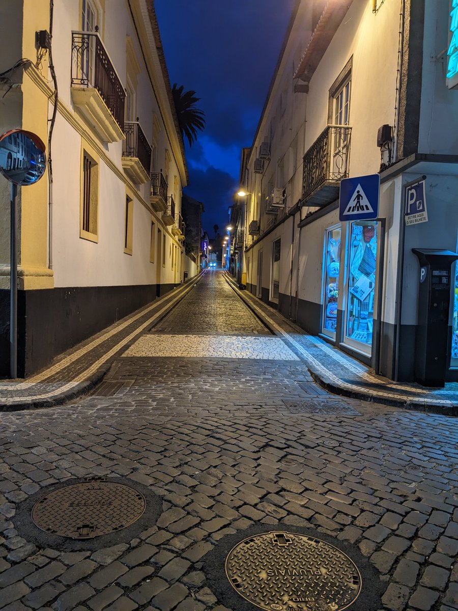 Euthumia's tweet photo. Sétáltunk egy kicsit a naplemente utáni esti tömegben...
#hellotourist #helloportugal #açores https://t.co/eOo1MLhVWS