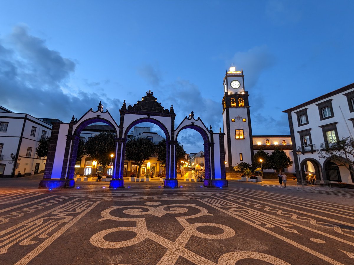 Euthumia's tweet photo. Sétáltunk egy kicsit a naplemente utáni esti tömegben...
#hellotourist #helloportugal #açores https://t.co/eOo1MLhVWS