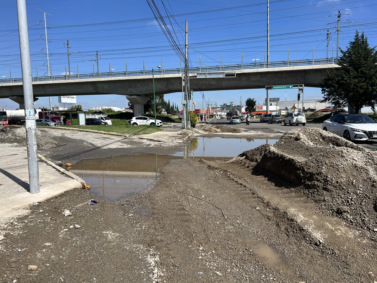 abrahamsierram's tweet photo. Así se ve una obra que ha tardado 6 meses y aún sigue sin terminar. Es el cruce entre Av. Las Torres y Clouthier en #Metepec. El alcalde ha dicho que esta obra ya se terminó. https://t.co/DDwrp0H5OO