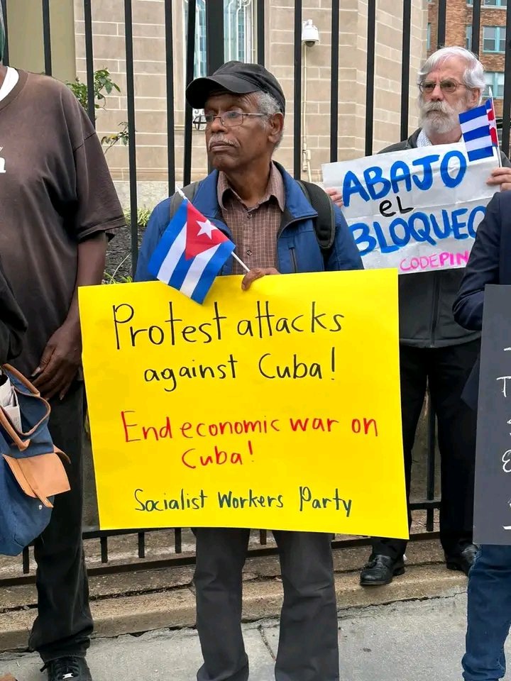 📸| Primeras imágenes de la manifestación en solidaridad con Cuba desde el frente de <a href="/EmbaCubaUS/">Cuban Embassy in US</a>.

¡Ante el odio, responde el amor!❤️

#CubaNoEstáSola