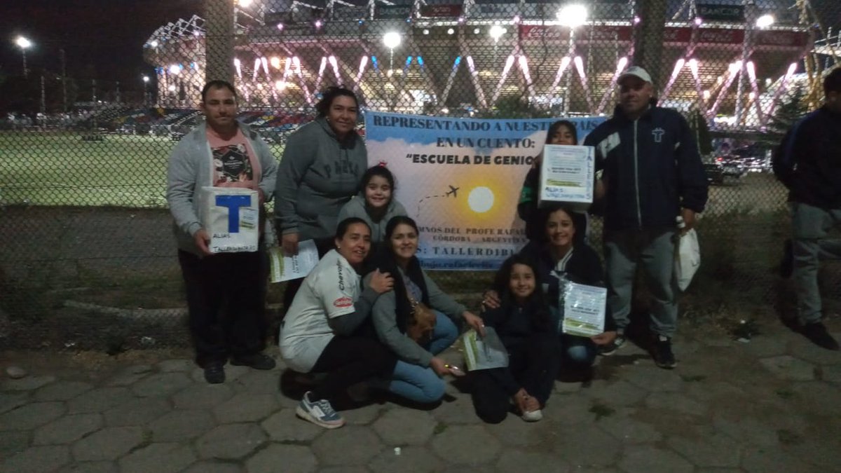 alejandropozo's tweet photo. #Ahora Alumnos del Profe Rafael Celiz están en la puerta del Kempes con una urna para cumplir un sueño.
Es para viajar a Barcelona a la presentación del libro "Escuela de Genios". Es el libro donde ellos hicieron los dibujos. 
ALIAS:
TALLERDIBUJO.RC
@radiosuquia @CATalleresdecba https://t.co/5G0CfRU6kx