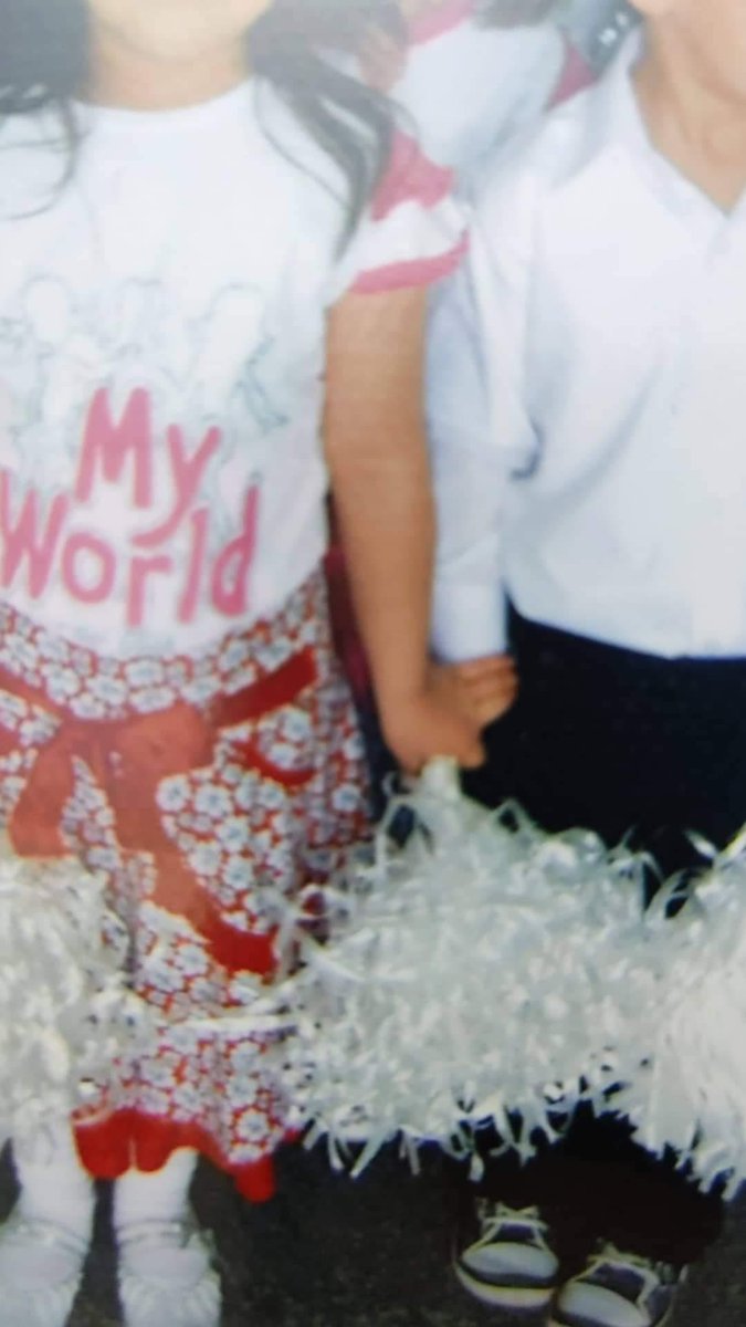 Yıl sonu gösteri zamanı gelmiş beni tek arkadaşım dışında biriyle es yapmışlar buna dayanamayıp her provada tek arkadaşıma fotoğrafta göründüğü gibi sıkı sıkı sarılıyorum en sonunda pes edip beni tek arkadaşımla es yapıyorlar mutluluğuna bakın. 
YUSUF BUL BENI NERDESIN???