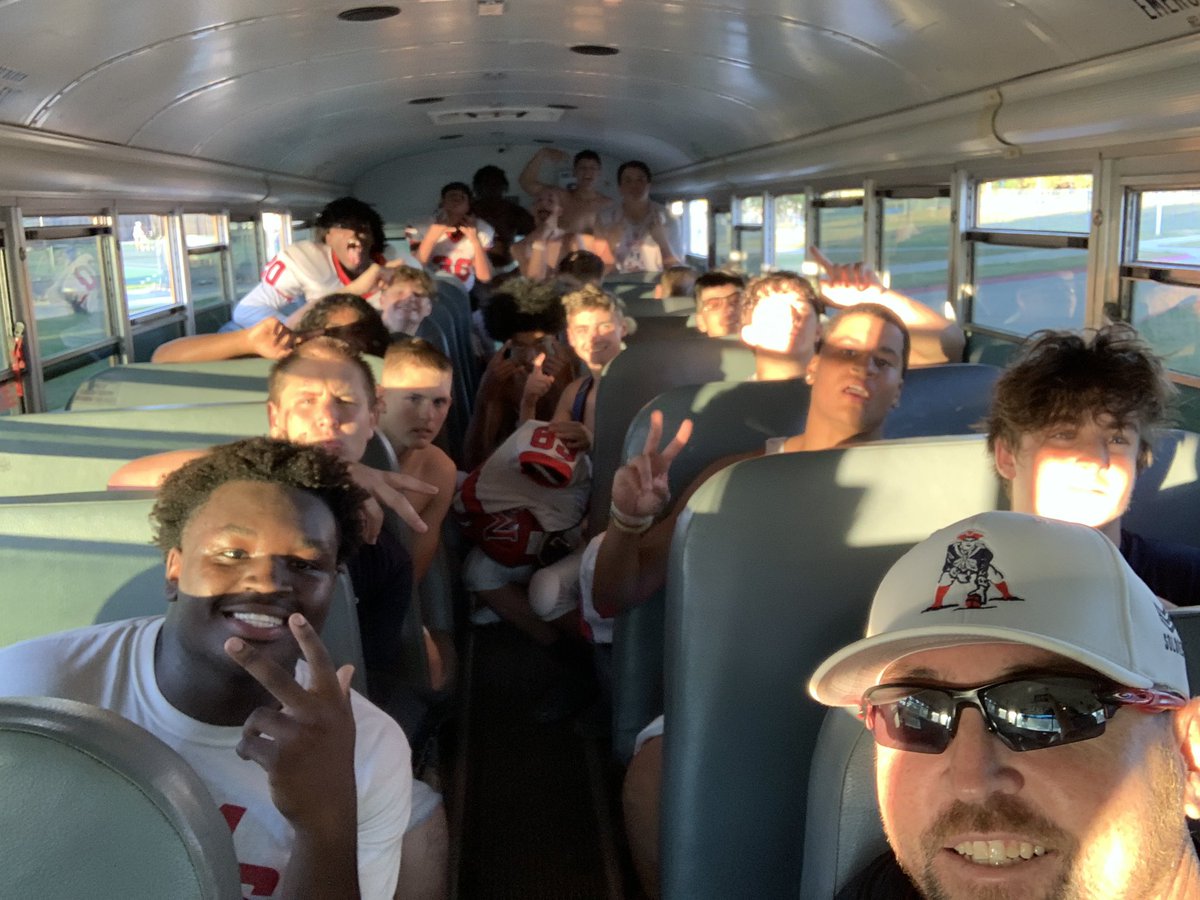 XLJeFe58's tweet image. Battle until the final snap as we traveled down Q to get the Millard 🧹 for reserves tonight. May not have been the prettiest game but we have some dudes that step up and fight to the finish #FlyinRound #HavinFun #SouthBoyz