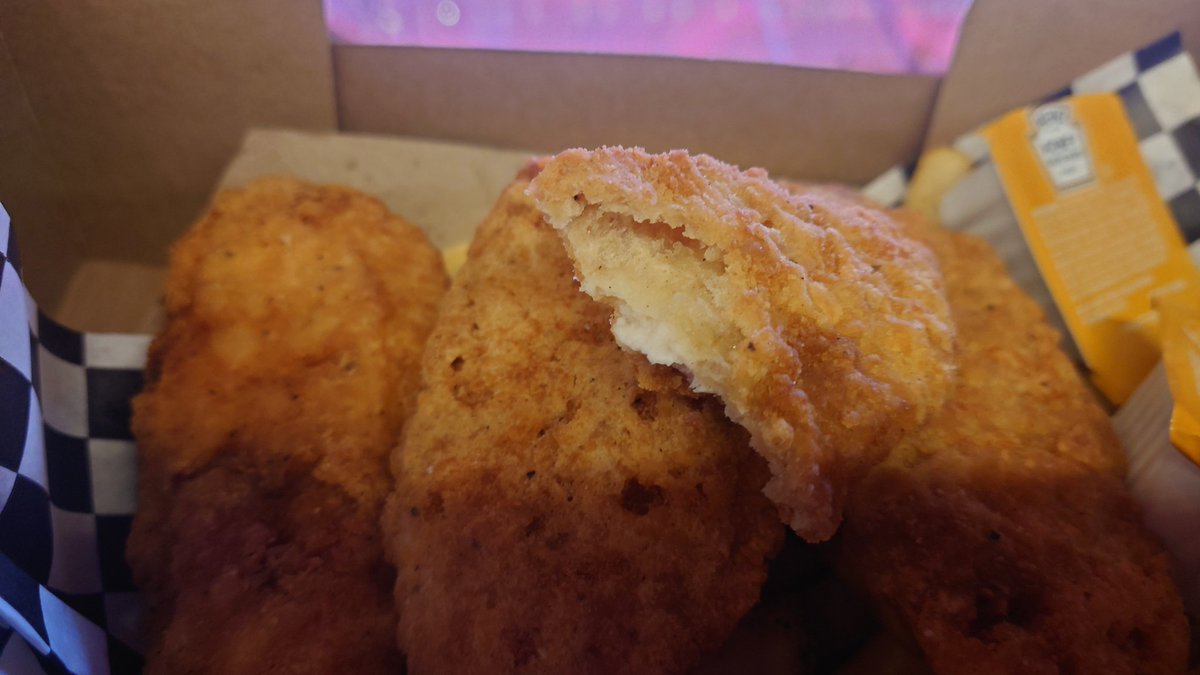 robert_rosetta's tweet photo. @NJDevils - when do we get the GOOD food because this is CRAP. I have been a season ticket holder for 12 years and this is the worst.  They used to be REAL chicken tender. These are just flat and completely dry. https://t.co/WRFwX1IG7j
