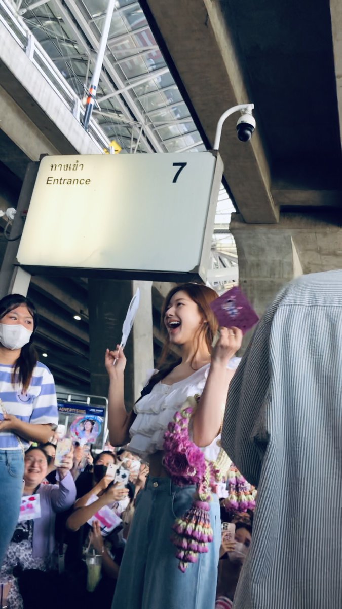 roundabout_m's tweet photo. ไอ้น้องก็น่ารักด้วยสิ ทีนี้ก็ลำบากว้าวุ่นเลย
#WelcomeZhaolusiToThailand 
#ประเทศไทยมีจ้าวลู่ซือแล้ว 
#ZhaoLusi #จ้าวลู่ซือ #赵露思 https://t.co/bQdHzO9NIt