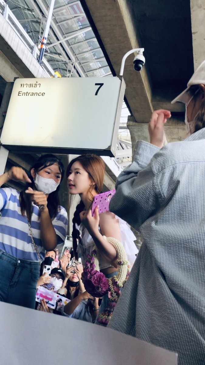 roundabout_m's tweet photo. ไอ้น้องก็น่ารักด้วยสิ ทีนี้ก็ลำบากว้าวุ่นเลย
#WelcomeZhaolusiToThailand 
#ประเทศไทยมีจ้าวลู่ซือแล้ว 
#ZhaoLusi #จ้าวลู่ซือ #赵露思 https://t.co/bQdHzO9NIt