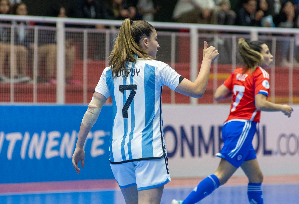 Argentina's tweet photo. @canaldeportv @DSports 🏆 #FutsalFemenino - #CopaAmérica

⚽ @Argentina 🇦🇷 0 🆚 #Chile 🇨🇱 0

✍ Comienza el segundo tiempo ⏱

📍 Microestadio Malvinas Argentinas

📺 @CanalDeportv y @DSports

¡#TodasJuntas! 💪 https://t.co/poTTiKvYM6