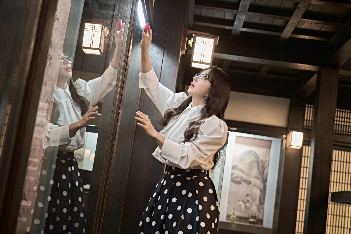 zapzee_net's tweet photo. #UhmJungHwa effortlessly slays in the sneak peek pics from Miss Fortune - ageless beauty at its finest! ✨ https://t.co/Drc1xobjb2