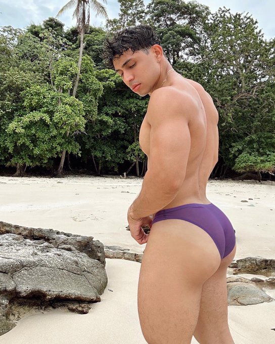 do you need two pillows? https://t.co/tZmZECvRzK