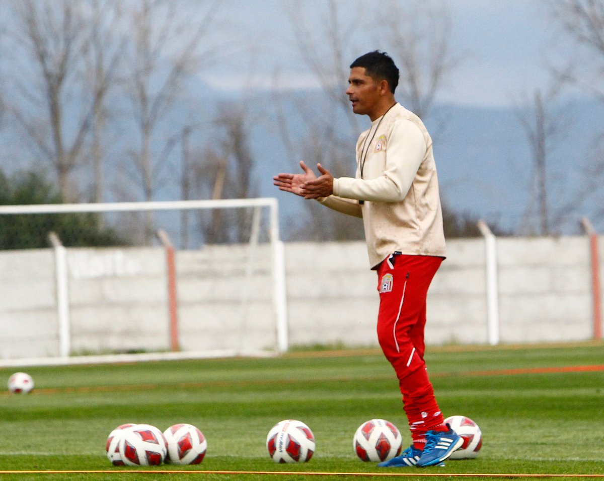CUenelcorazon's tweet photo. ¿Cómo ha sido la carrera de Miguel Riffo como entrenador? 

https://t.co/gOBVCj5eCR https://t.co/aacT9s32hH
