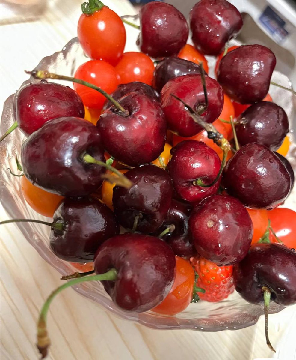 The weather is getting colder, remember to drink more water and dress more, do more exercise and fitness, relax more and laugh more, eat more fruits to avoid catching a cold🍓🍒