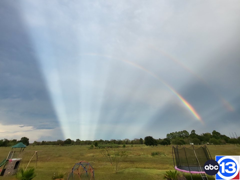 TravisABC13's tweet photo. I’ve never seen anything like this before! 🤯 

Vivid crepuscular rays colliding with a double rainbow over Sealy, Texas! WOW! 😯 

📸: Angel Fernandez https://t.co/UVkpj7LpcR